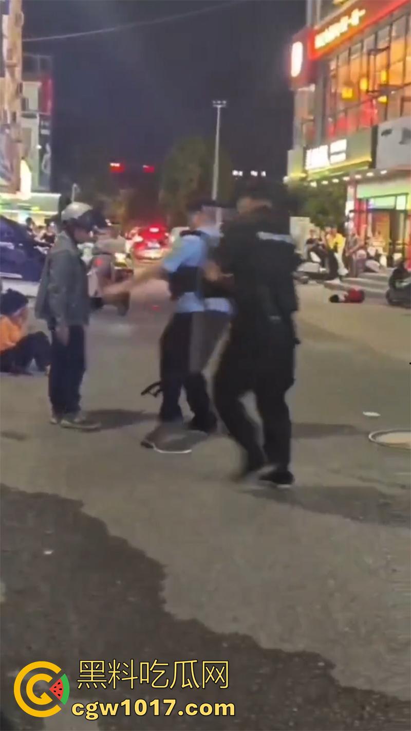 玩别人老婆的代价,男子发现老婆出轨,直接拿出杀猪刀,当街手刃情夫,渣男直接被砍死,老婆也浑身是伤! 第5张 玩别人老婆的代价,男子发现老婆出轨,直接拿出杀猪刀,当街手刃情夫,渣男直接被砍死,老婆也浑身是伤! 第5张