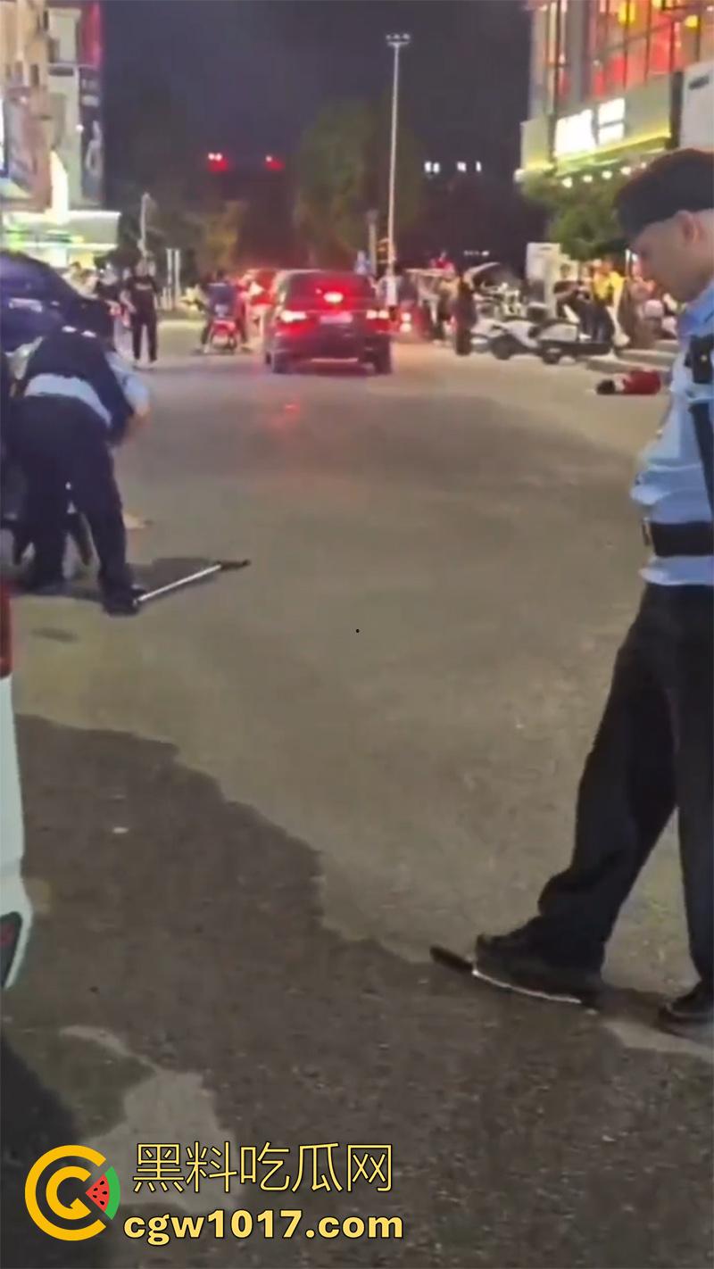 玩别人老婆的代价,男子发现老婆出轨,直接拿出杀猪刀,当街手刃情夫,渣男直接被砍死,老婆也浑身是伤! 第6张 玩别人老婆的代价,男子发现老婆出轨,直接拿出杀猪刀,当街手刃情夫,渣男直接被砍死,老婆也浑身是伤! 第6张