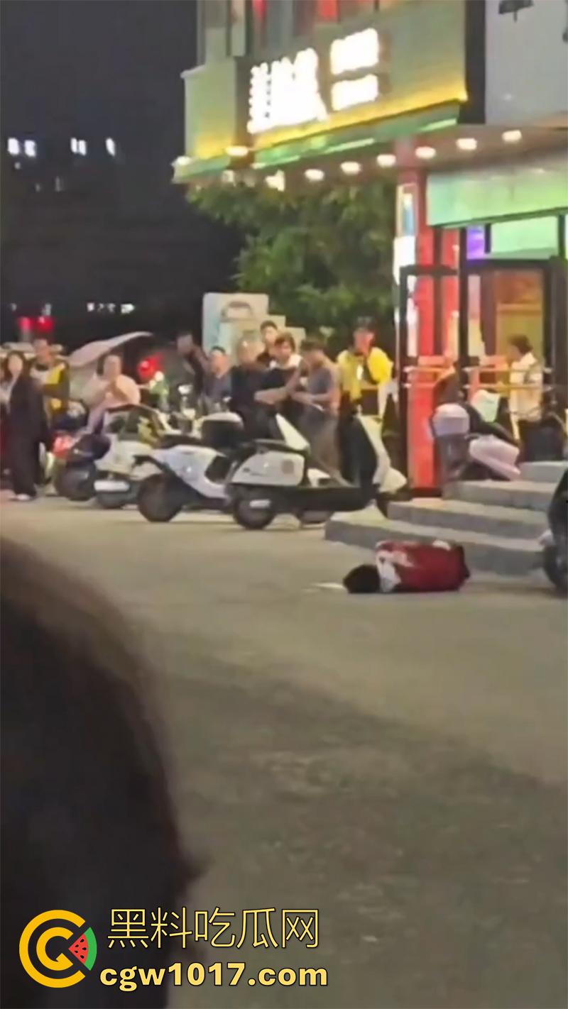 玩别人老婆的代价,男子发现老婆出轨,直接拿出杀猪刀,当街手刃情夫,渣男直接被砍死,老婆也浑身是伤! 第7张 玩别人老婆的代价,男子发现老婆出轨,直接拿出杀猪刀,当街手刃情夫,渣男直接被砍死,老婆也浑身是伤! 第7张