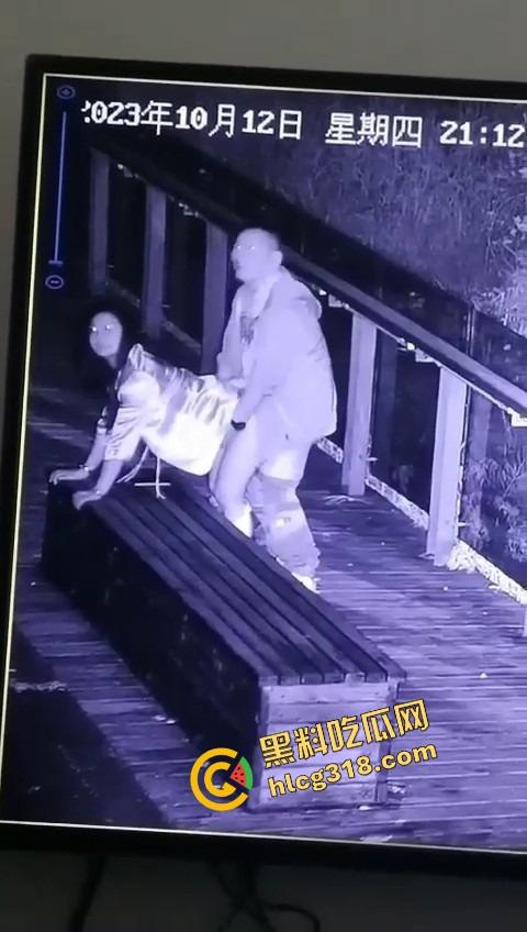 杭州公园长椅野战全程被监控拍下,两人全程激烈拉伸还换姿势,保安看回放笑抽了,上夜班果然有福利! 第3张 杭州公园长椅野战全程被监控拍下,两人全程激烈拉伸还换姿势,保安看回放笑抽了,上夜班果然有福利! 第3张