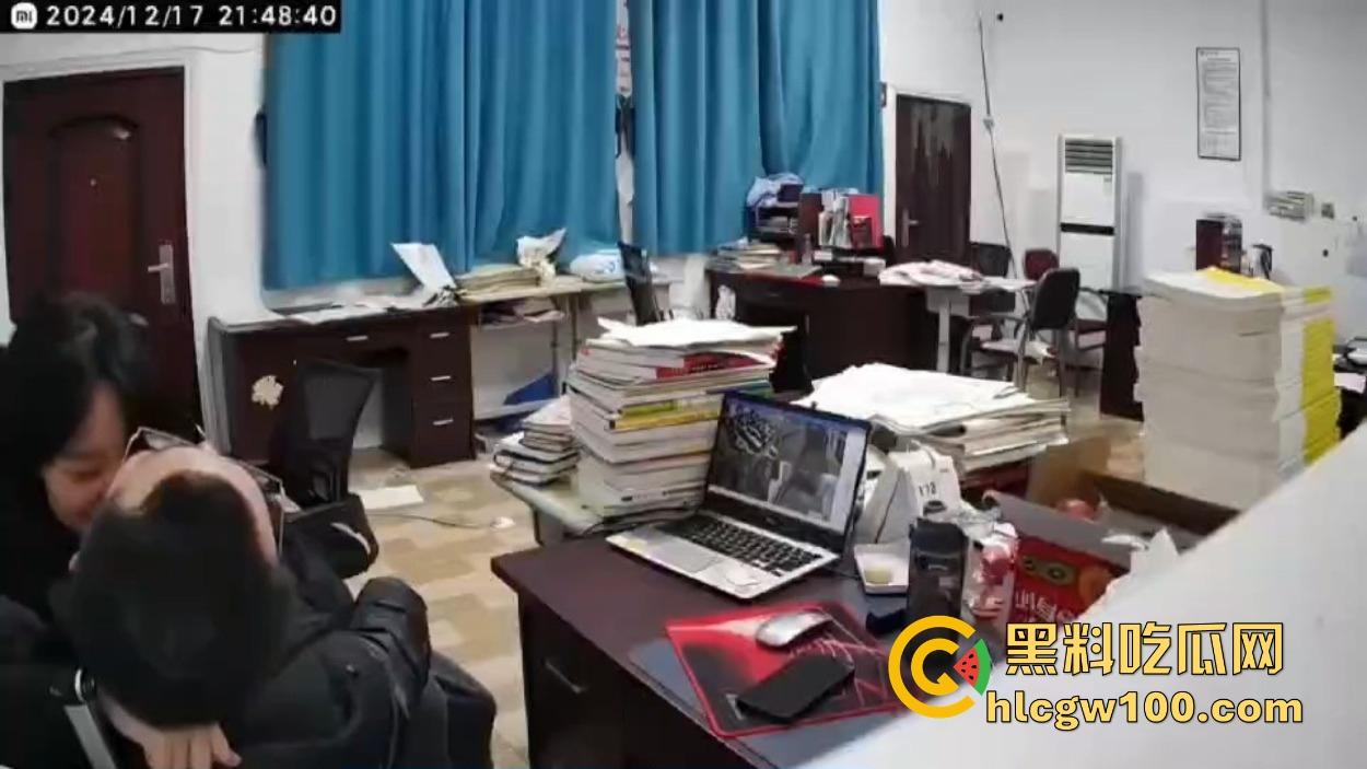 四川达州铭任园高中爆出办公室勾引学生丑闻,监控全程记录,人前讲台上授课,人后办公室搞暧昧 教书变勾引术了? 第4张 四川达州铭任园高中爆出办公室勾引学生丑闻,监控全程记录,人前讲台上授课,人后办公室搞暧昧 教书变勾引术了? 第4张