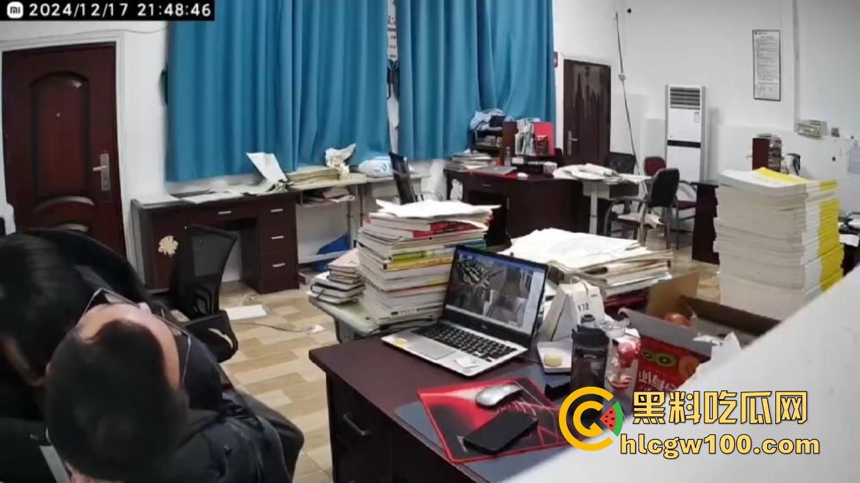 四川达州铭任园高中爆出办公室勾引学生丑闻,监控全程记录,人前讲台上授课,人后办公室搞暧昧 教书变勾引术了? 第5张 四川达州铭任园高中爆出办公室勾引学生丑闻,监控全程记录,人前讲台上授课,人后办公室搞暧昧 教书变勾引术了? 第5张