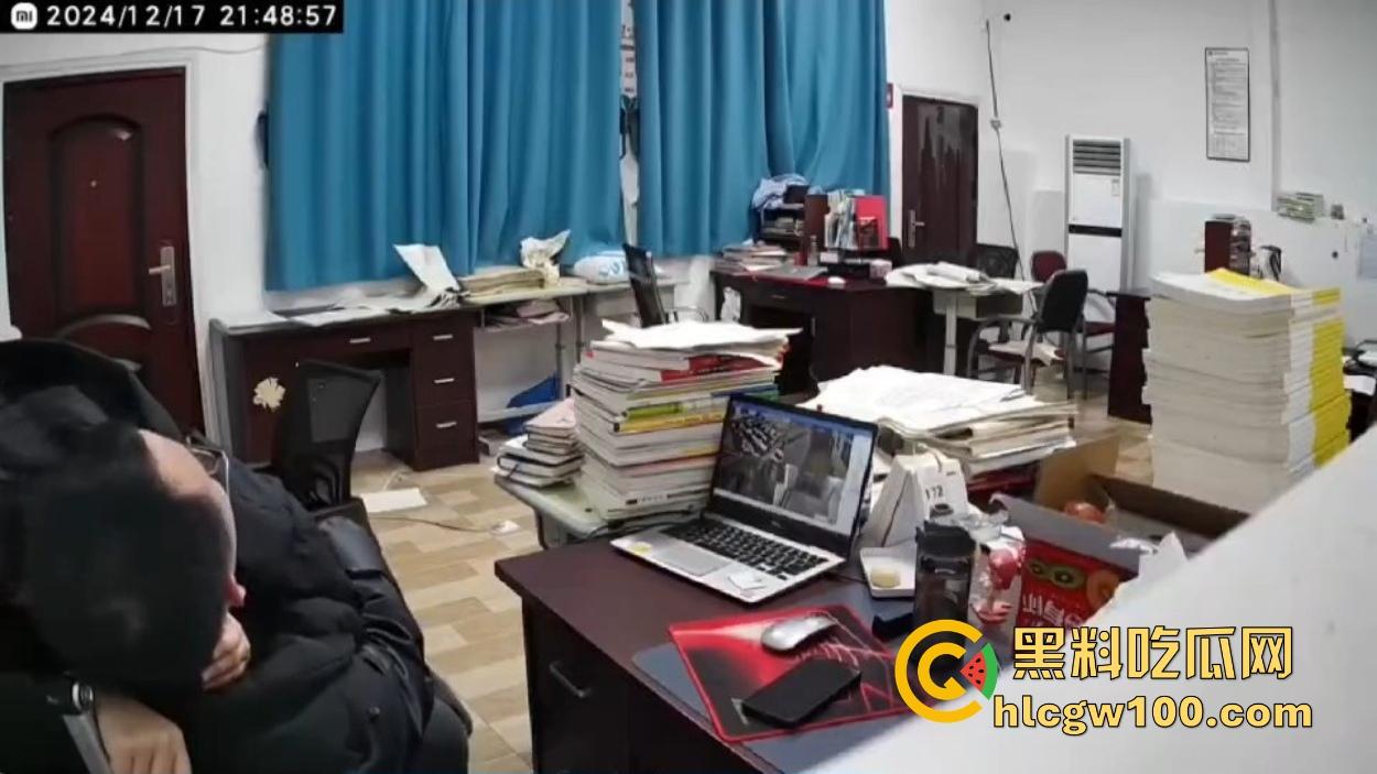 四川达州铭任园高中爆出办公室勾引学生丑闻,监控全程记录,人前讲台上授课,人后办公室搞暧昧 教书变勾引术了? 第6张 四川达州铭任园高中爆出办公室勾引学生丑闻,监控全程记录,人前讲台上授课,人后办公室搞暧昧 教书变勾引术了? 第6张