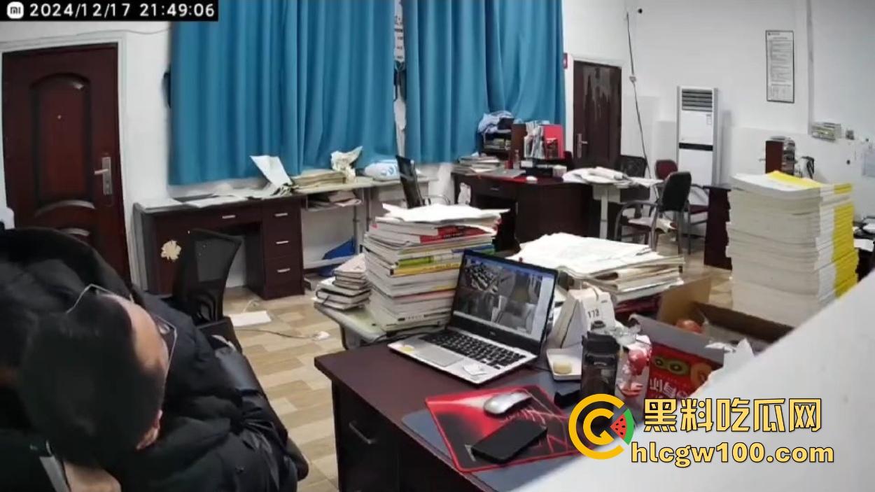 四川达州铭任园高中爆出办公室勾引学生丑闻,监控全程记录,人前讲台上授课,人后办公室搞暧昧 教书变勾引术了? 第7张 四川达州铭任园高中爆出办公室勾引学生丑闻,监控全程记录,人前讲台上授课,人后办公室搞暧昧 教书变勾引术了? 第7张