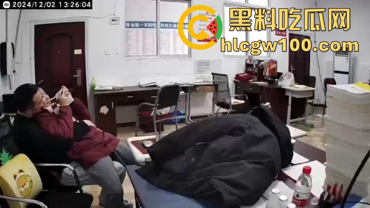 四川达州铭任园高中爆出办公室勾引学生丑闻,监控全程记录,人前讲台上授课,人后办公室搞暧昧 教书变勾引术了? 第8张 四川达州铭任园高中爆出办公室勾引学生丑闻,监控全程记录,人前讲台上授课,人后办公室搞暧昧 教书变勾引术了? 第8张