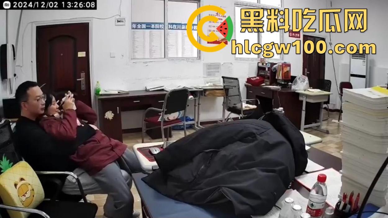 四川达州铭任园高中爆出办公室勾引学生丑闻,监控全程记录,人前讲台上授课,人后办公室搞暧昧 教书变勾引术了? 第9张 四川达州铭任园高中爆出办公室勾引学生丑闻,监控全程记录,人前讲台上授课,人后办公室搞暧昧 教书变勾引术了? 第9张