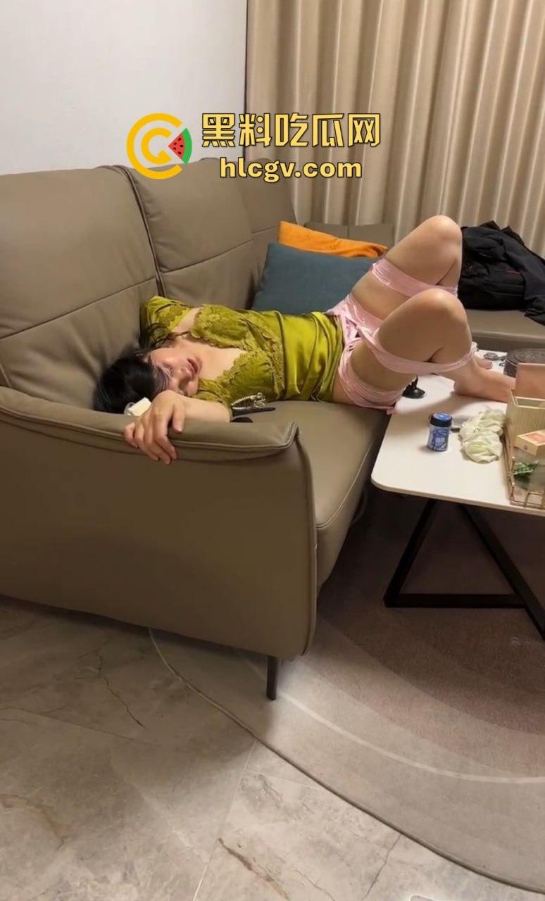 定制绿帽派对!绿帽奴狂邀单男双拼把老婆被干到哀嚎,扩逼跳蛋准备好套都不带!这也太敢玩了吧? 第12张 定制绿帽派对!绿帽奴狂邀单男双拼把老婆被干到哀嚎,扩逼跳蛋准备好套都不带!这也太敢玩了吧? 第12张