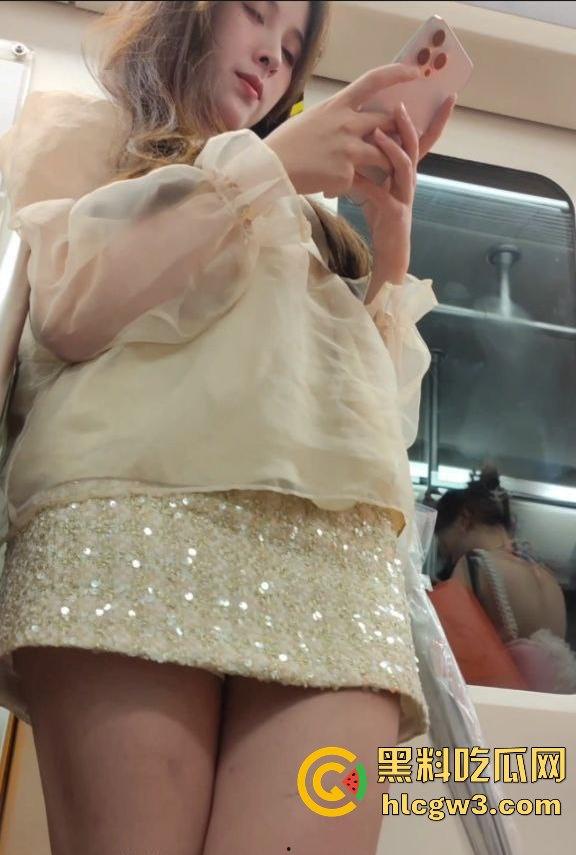 地铁上抄底大长腿小姐姐 被发现偷拍吓得用手机挡脸,哥们运气好没被请进喝茶! 第3张 地铁上抄底大长腿小姐姐 被发现偷拍吓得用手机挡脸,哥们运气好没被请进喝茶! 第3张