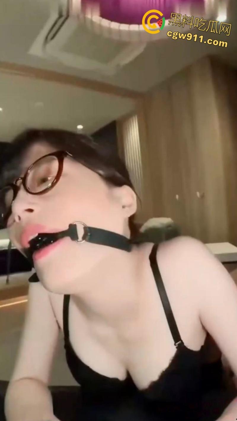 酒店约炮95年眼镜少妇,情趣黑丝道具SM调教,跪地狗趴肛塞口交,无套爆操内射嫩穴,淫荡至极 ! 第3张 酒店约炮95年眼镜少妇,情趣黑丝道具SM调教,跪地狗趴肛塞口交,无套爆操内射嫩穴,淫荡至极 ! 第3张