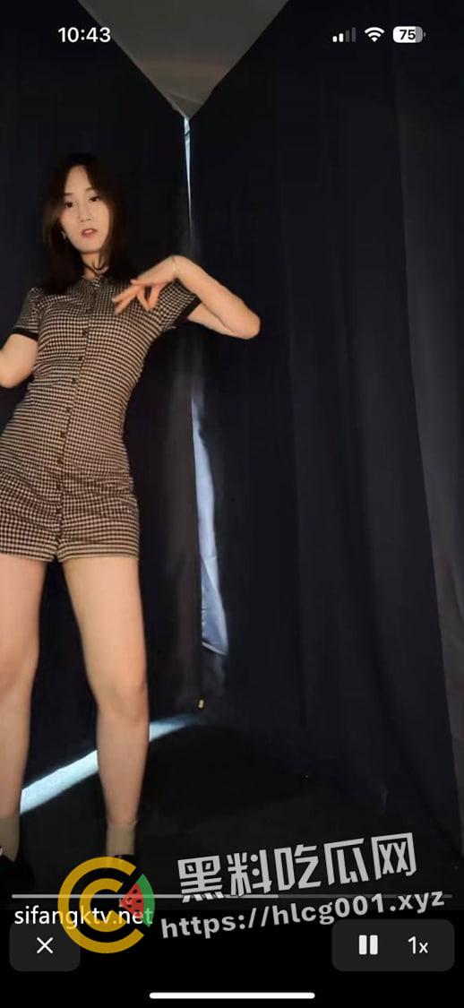 浙江宁波名媛的真实面孔 星巴克手里拿 大屌硬往逼立塞 被操到声嘶力竭还不停下 果然公车就是不心疼  第1张