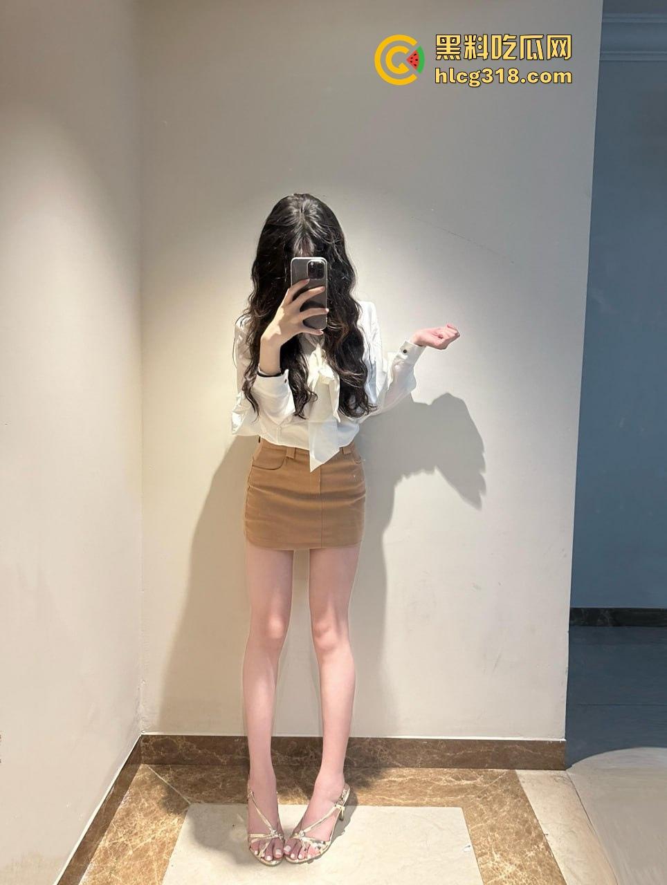 清纯嫩妹与男友在酒店走廊释放欲望,翘臀被猛烈进攻,都不敢放声大叫，玩得真大刺激感拉满!  第1张