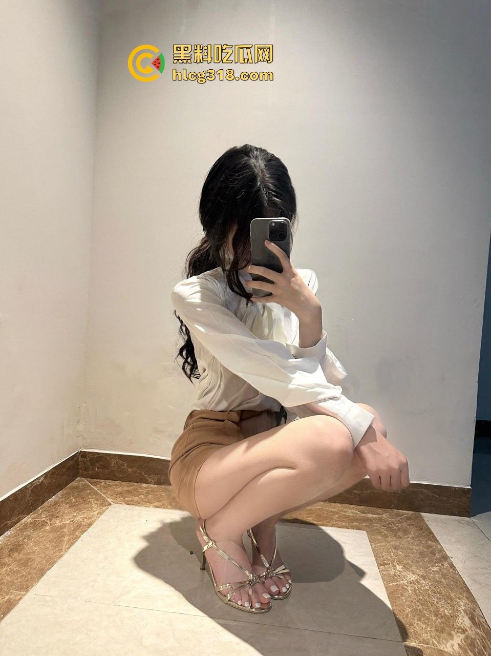 清纯嫩妹与男友在酒店走廊释放欲望,翘臀被猛烈进攻,都不敢放声大叫，玩得真大刺激感拉满!  第2张