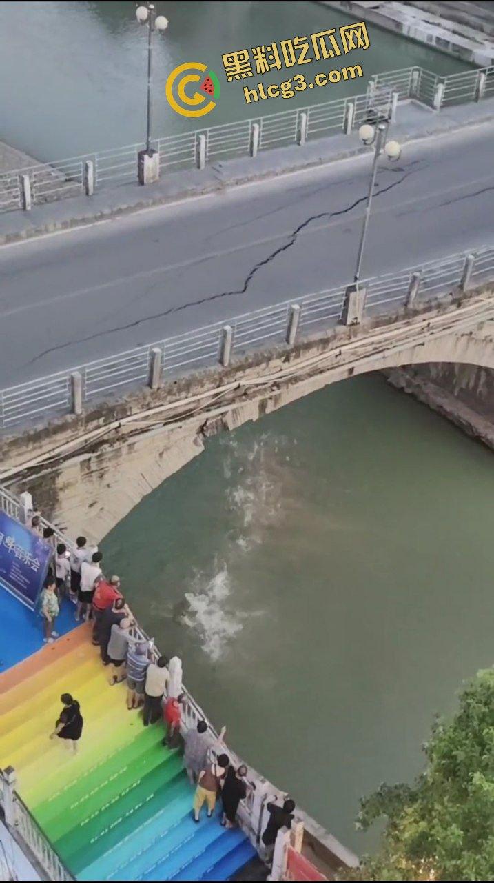 大桥崩塌现场!贵州三穗县龙庭大桥塌陷 及时封桥 无人伤亡 第7张 大桥崩塌现场!贵州三穗县龙庭大桥塌陷 及时封桥 无人伤亡 第7张
