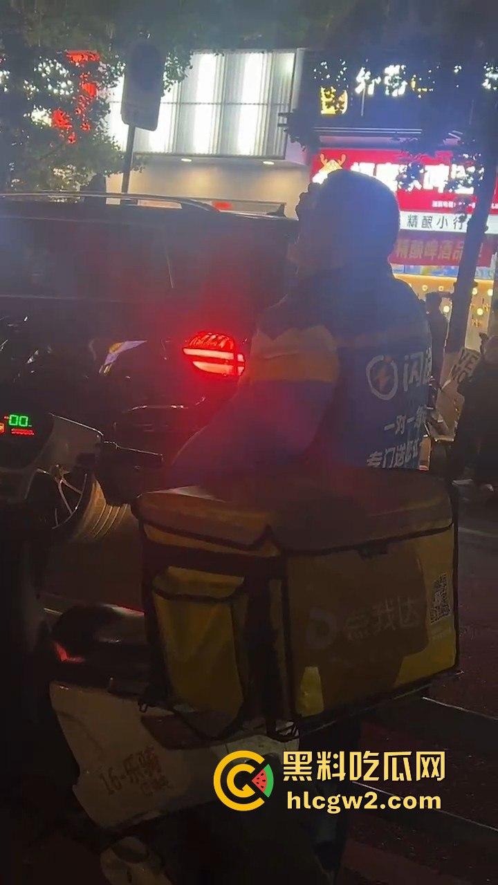长沙小哥蛋糕送晚被砸头！顾客火力全开，手机爆头砸到满脸是血，迟到一分钟就挨这么狠？  第1张