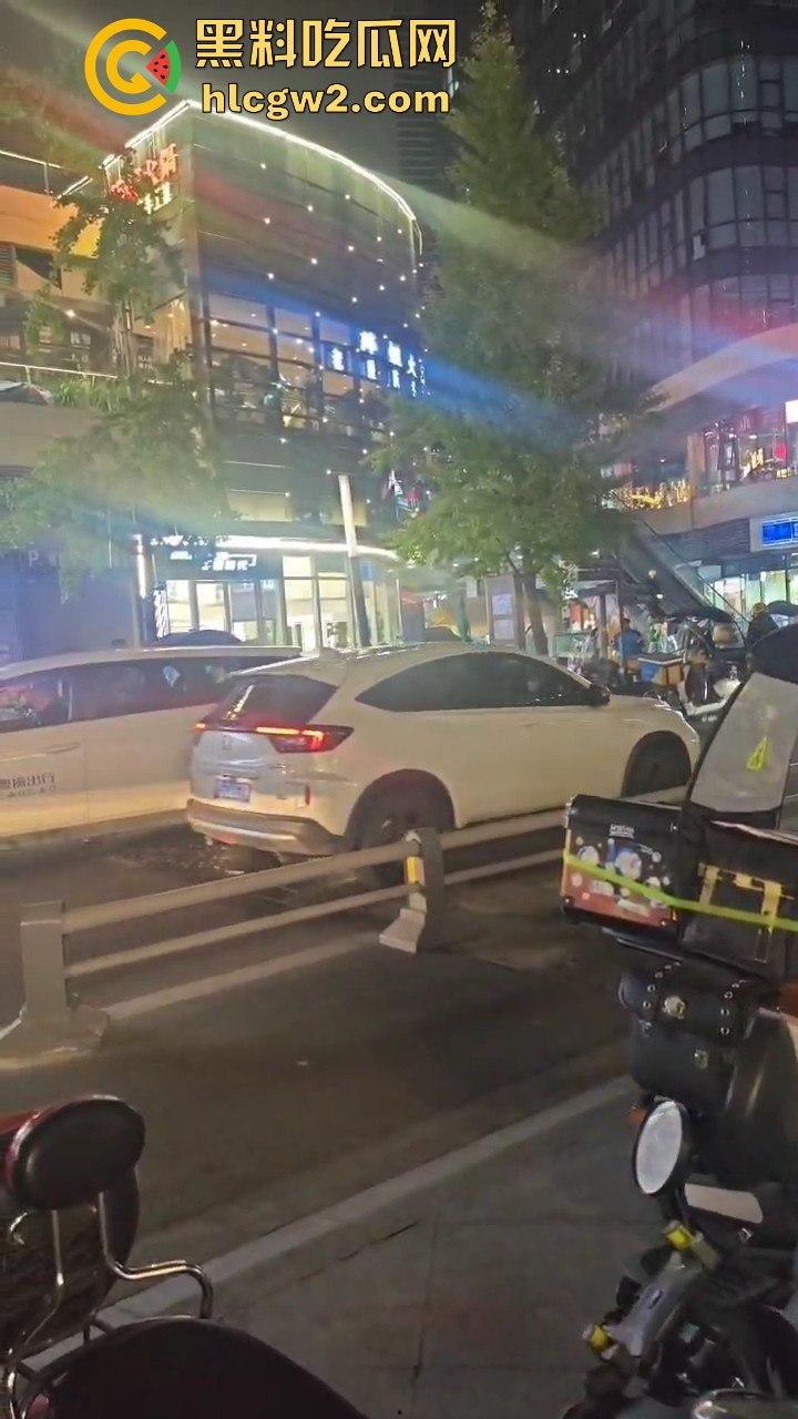 长沙小哥蛋糕送晚被砸头！顾客火力全开，手机爆头砸到满脸是血，迟到一分钟就挨这么狠？  第7张