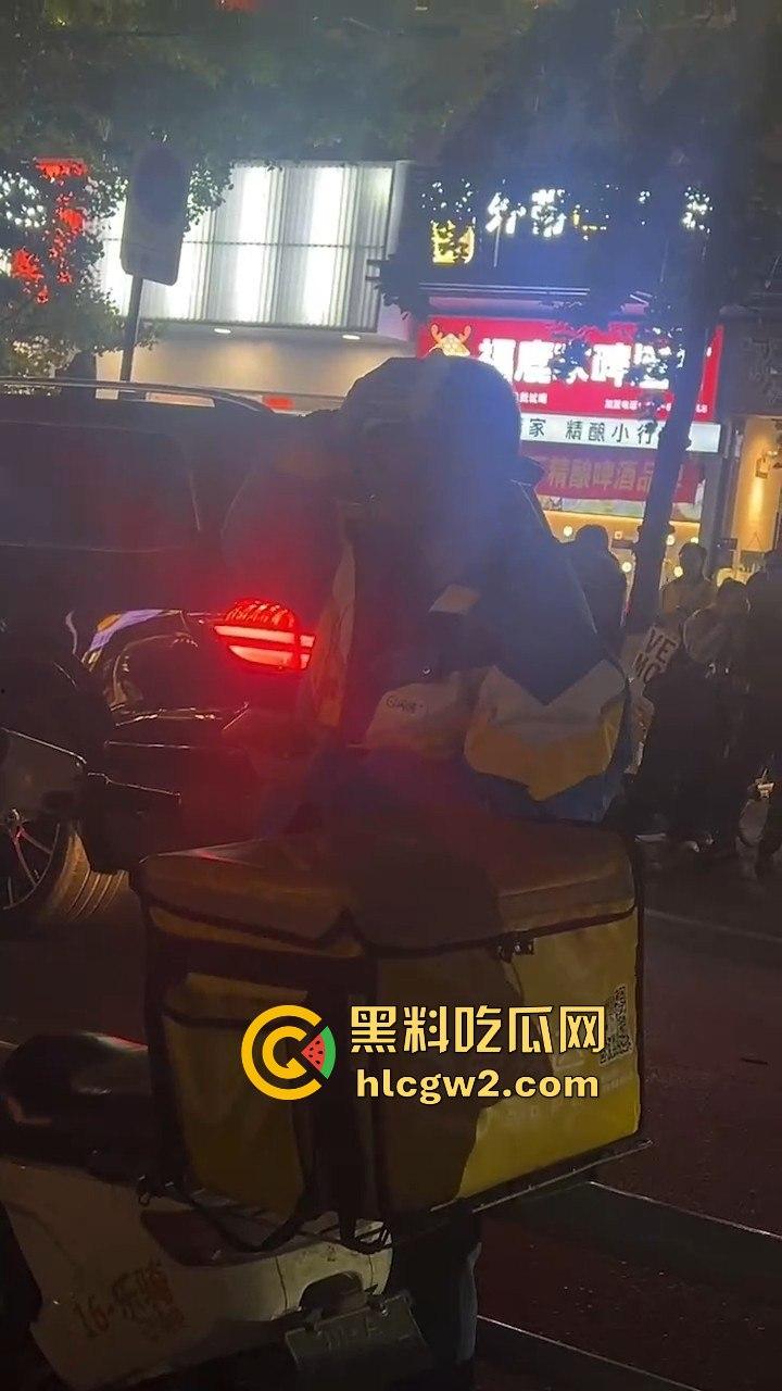 长沙小哥蛋糕送晚被砸头！顾客火力全开，手机爆头砸到满脸是血，迟到一分钟就挨这么狠？  第8张