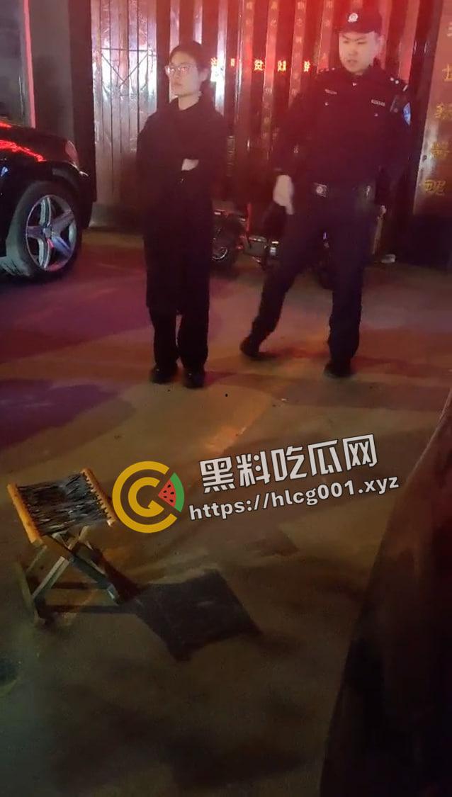 熊孩子遇见母夜叉!山西平遥明清街 女子拿签子当场扎死熊孩子 现场抓捕画面流出 第2张 熊孩子遇见母夜叉!山西平遥明清街 女子拿签子当场扎死熊孩子 现场抓捕画面流出 第2张