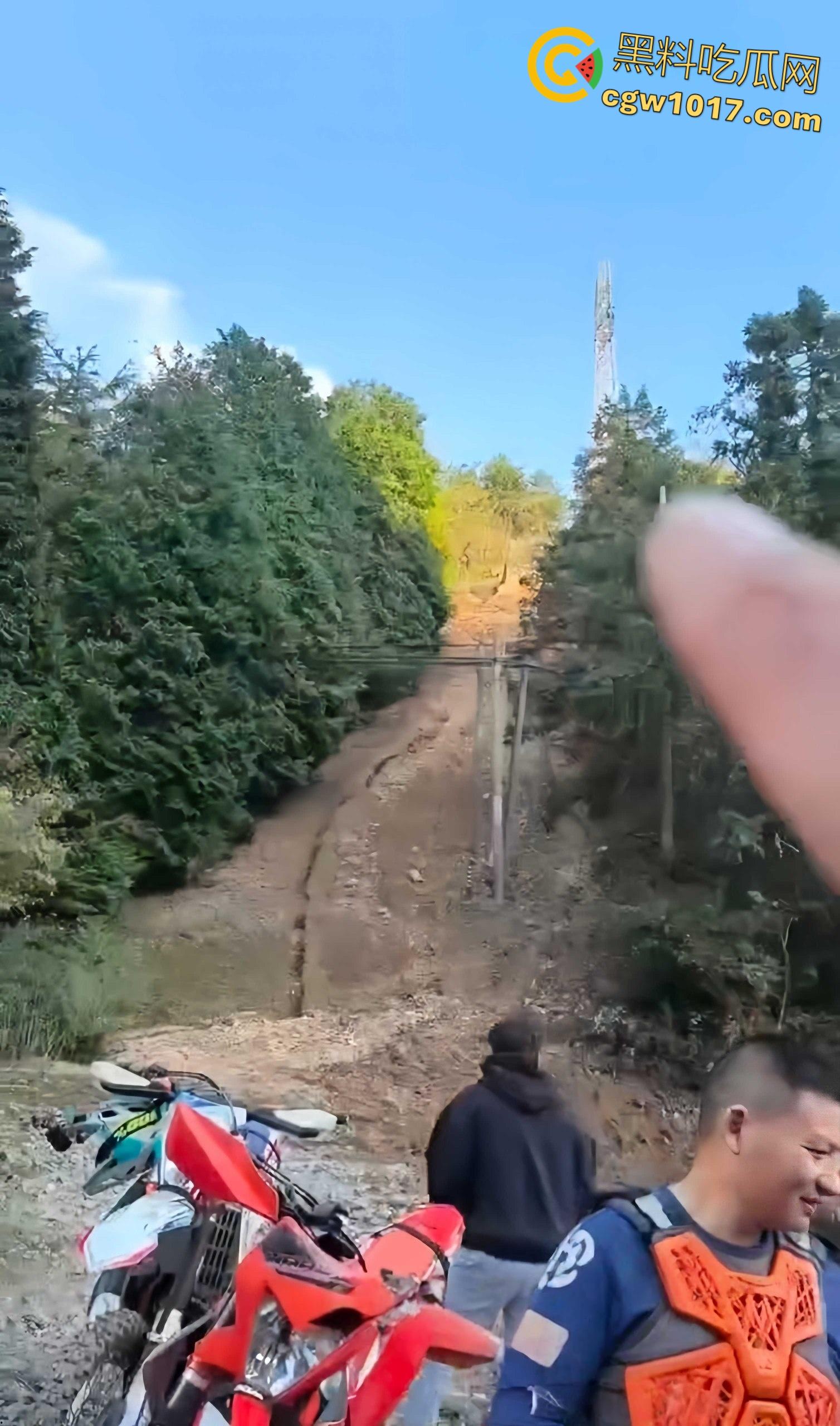 骑行摩托车的摩友意外发现，四明山深处惊现一具吊干尸，尸体已高度干瘪仅剩骨架，疑似死亡数月之久！  第2张