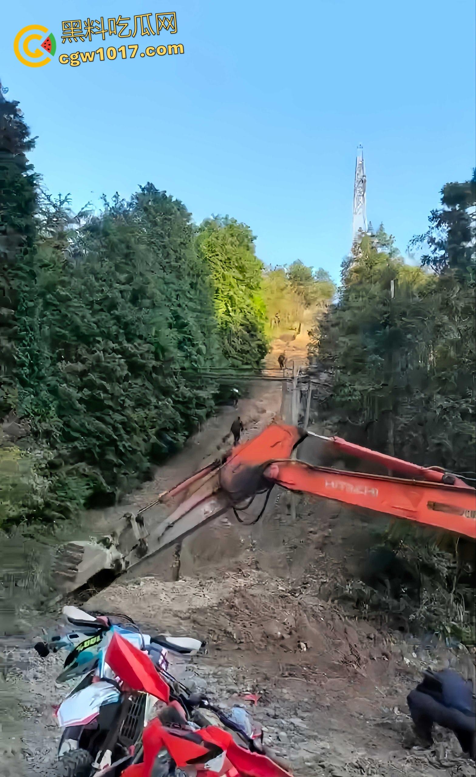 骑行摩托车的摩友意外发现，四明山深处惊现一具吊干尸，尸体已高度干瘪仅剩骨架，疑似死亡数月之久！  第3张