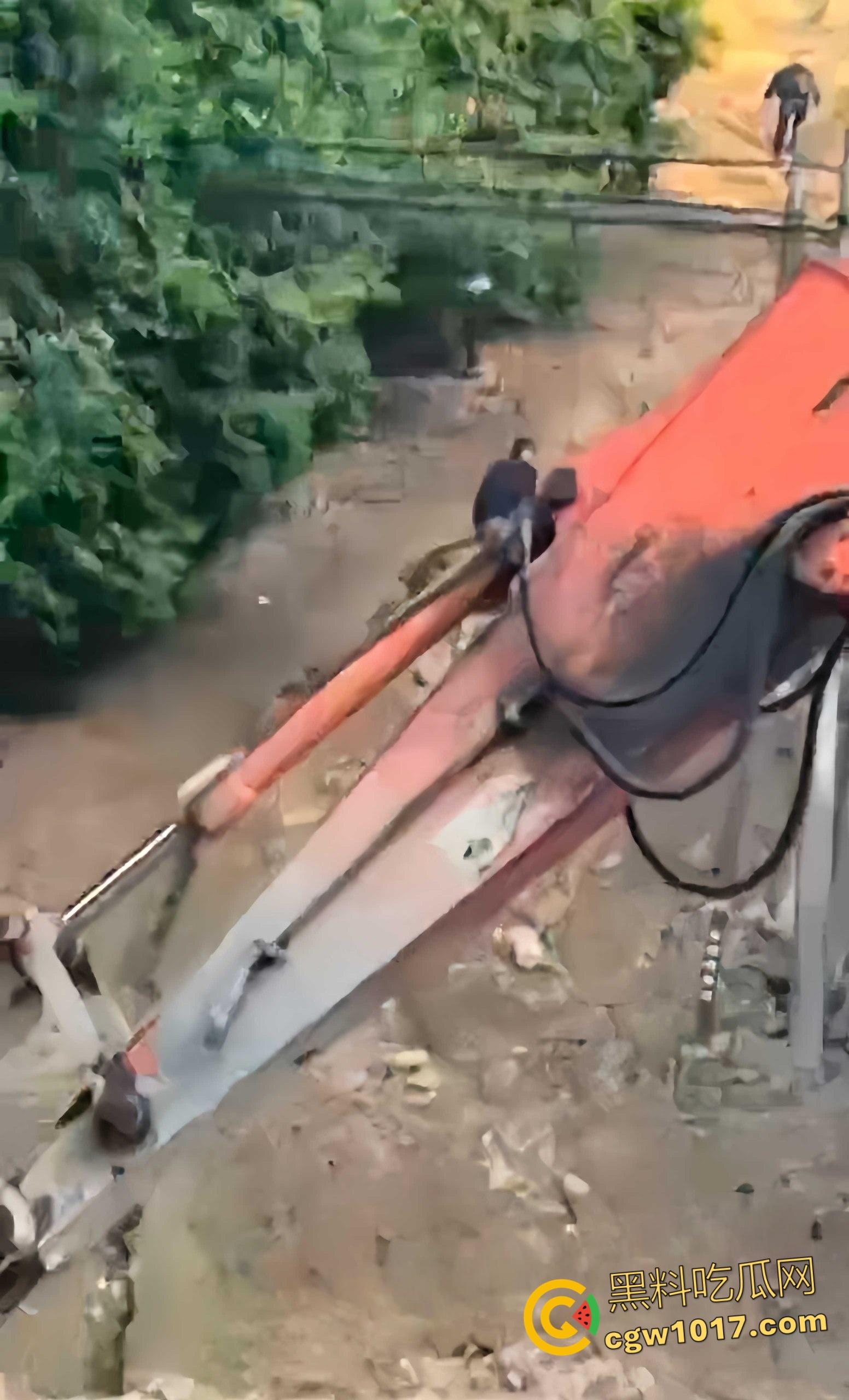 骑行摩托车的摩友意外发现，四明山深处惊现一具吊干尸，尸体已高度干瘪仅剩骨架，疑似死亡数月之久！  第4张