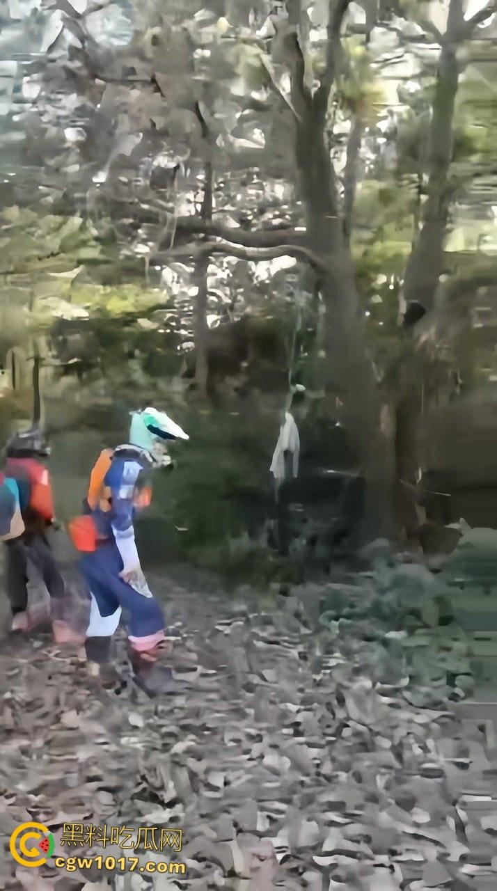 骑行摩托车的摩友意外发现，四明山深处惊现一具吊干尸，尸体已高度干瘪仅剩骨架，疑似死亡数月之久！  第5张