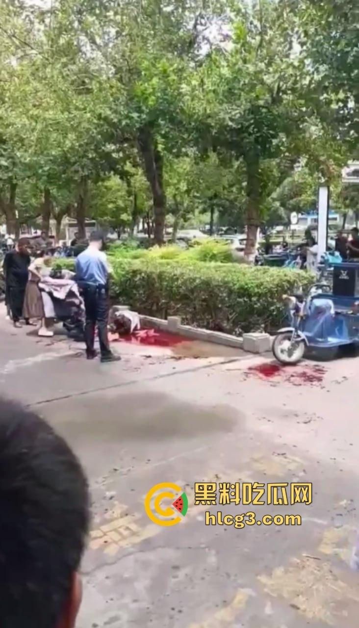 女人惹的祸！河南永城一光头男子被黑衣男子持刀刺伤致死  第1张