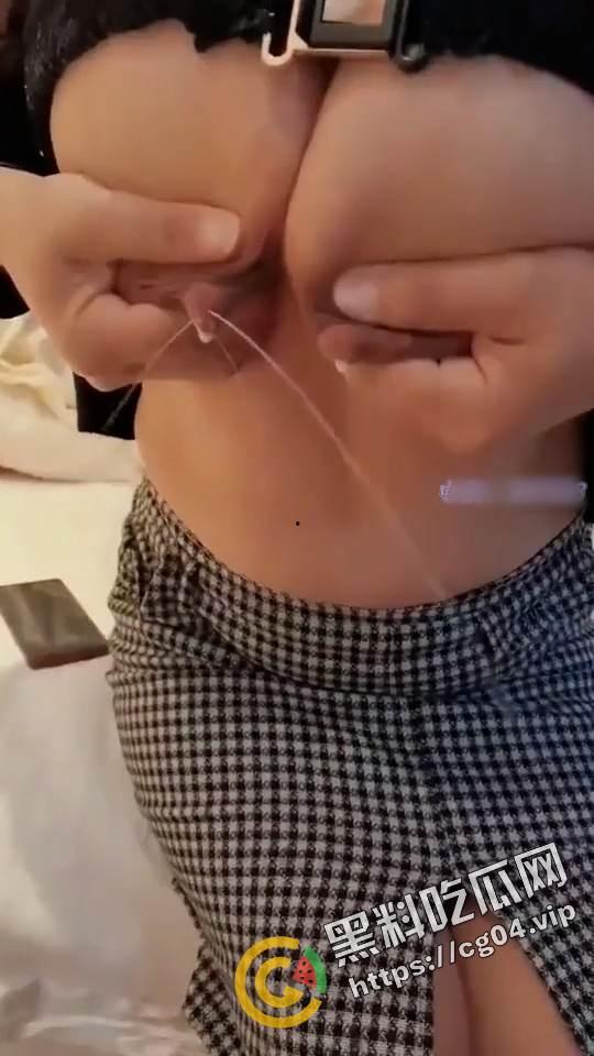 超级巨乳！沪上名妓 巨乳嫩妈 刘诗燕 抖音20w 推特10w粉丝 背地里在推特做鸡  开婚庆公司为卖淫打幌子 第4张