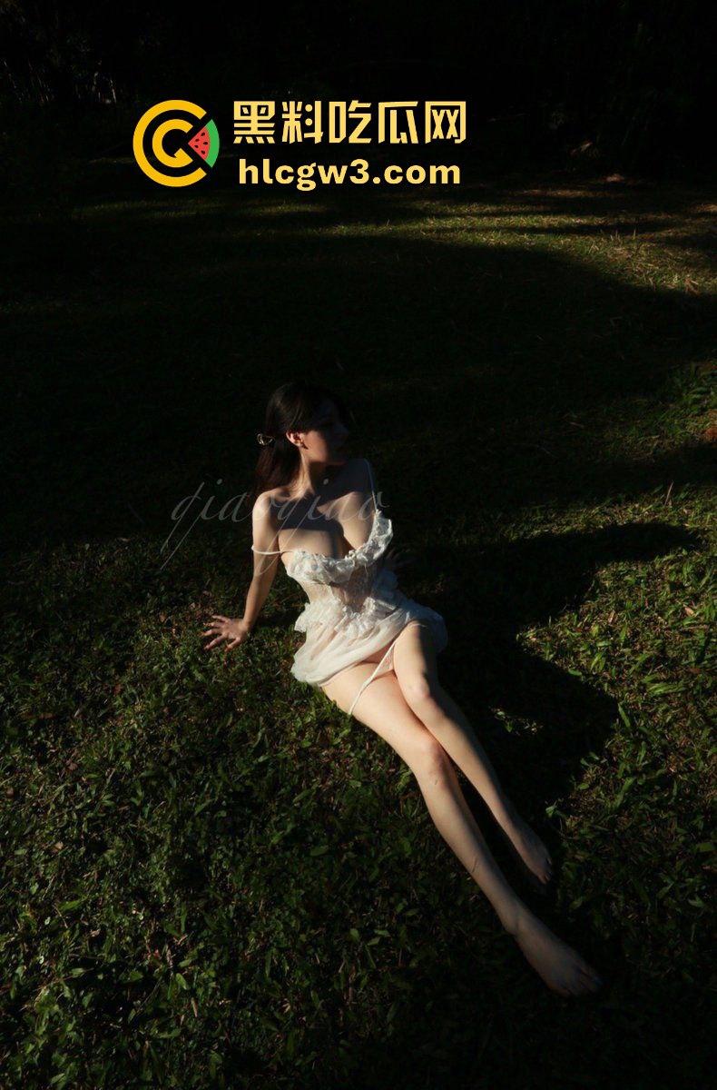 推特福利姬【翘翘】大尺度私拍流出 大长腿炮架子骚到炸，公园学狗撒尿，真是特么不要脸！  第16张