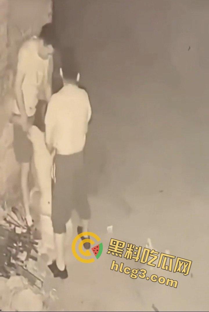 山东师范大学美女学生『薛菲』街头醉酒后被两人拉至路边强奸  被两男子插嘴后入 第9张