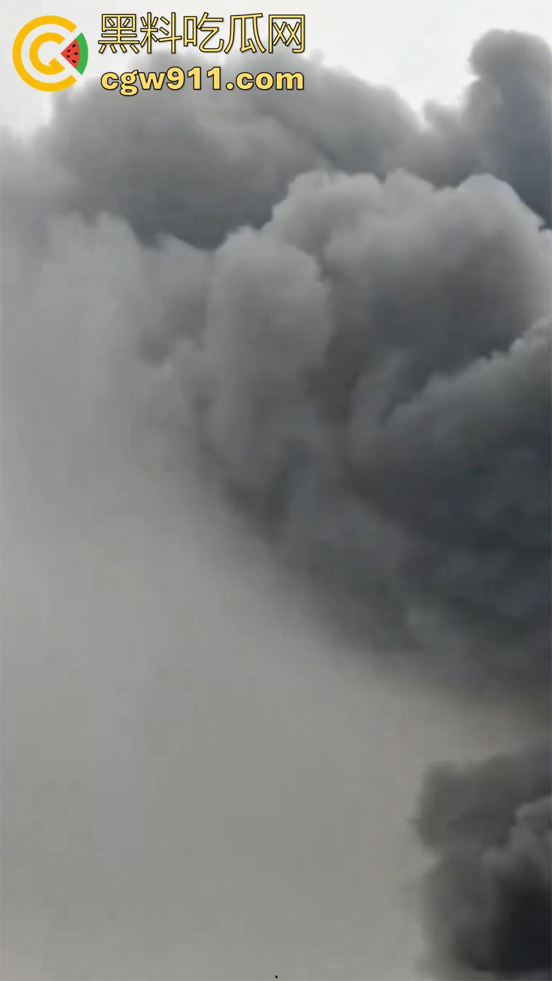 河南省洛阳市孟津区白鹤镇，宸岳化工有限公司发生火灾事故，现场浓烟冲天，目前未有人伤亡！  第1张