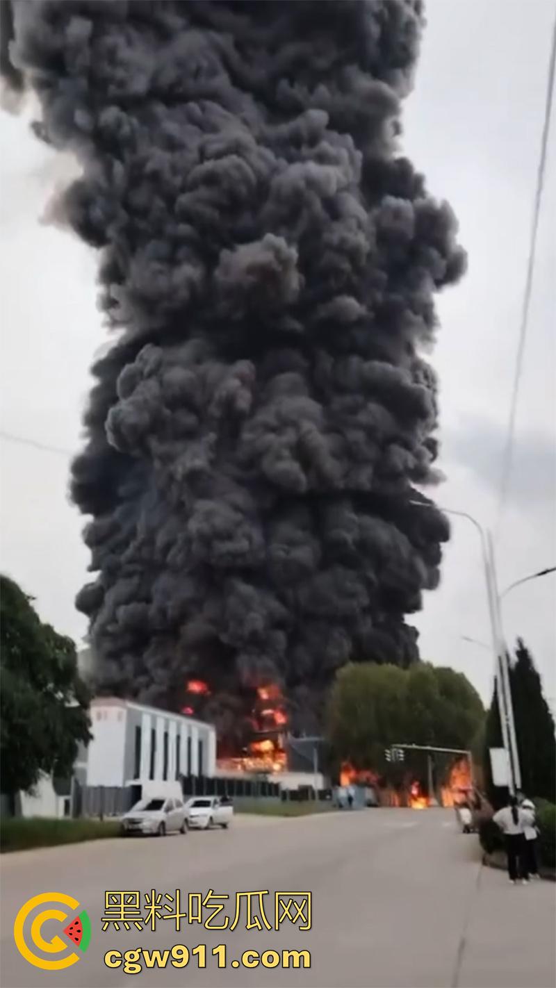 河南省洛阳市孟津区白鹤镇，宸岳化工有限公司发生火灾事故，现场浓烟冲天，目前未有人伤亡！  第2张