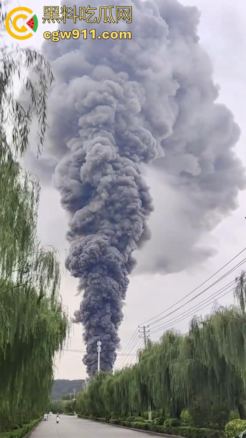 河南省洛阳市孟津区白鹤镇，宸岳化工有限公司发生火灾事故，现场浓烟冲天，目前未有人伤亡！  第3张