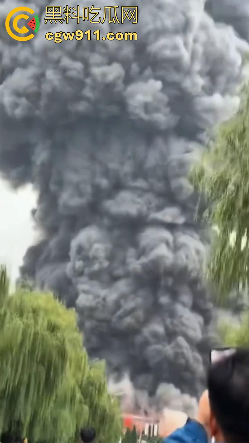 河南省洛阳市孟津区白鹤镇，宸岳化工有限公司发生火灾事故，现场浓烟冲天，目前未有人伤亡！  第5张