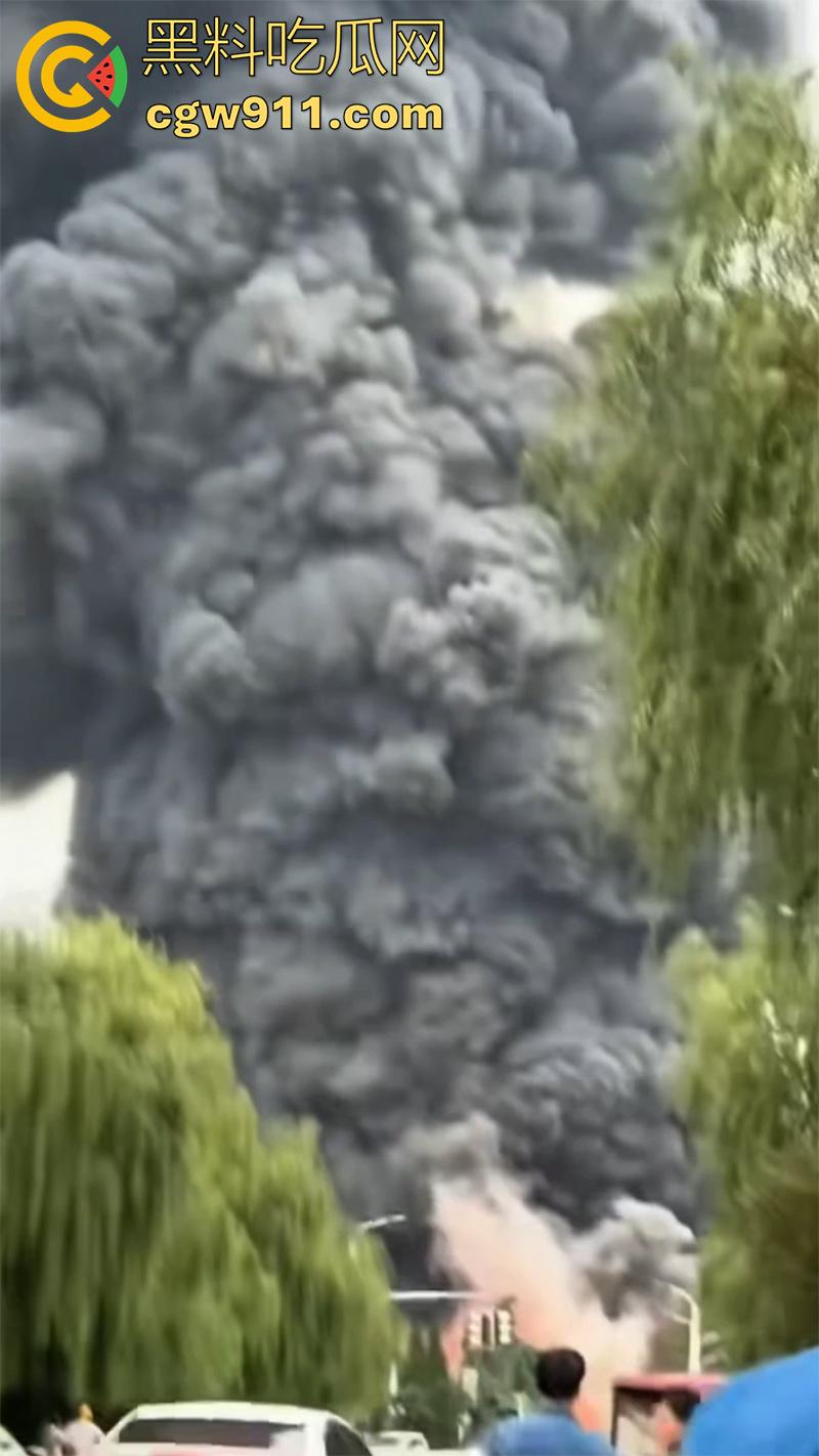 河南省洛阳市孟津区白鹤镇，宸岳化工有限公司发生火灾事故，现场浓烟冲天，目前未有人伤亡！  第6张