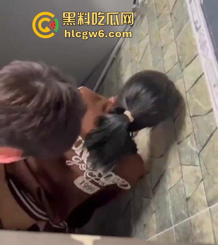 学生在课余时间在厕所后入女同学，女孩都不敢吭声 这也太刺激了吧！独家爆料！  第3张