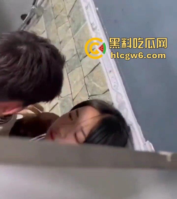 学生在课余时间在厕所后入女同学，女孩都不敢吭声 这也太刺激了吧！独家爆料！  第4张