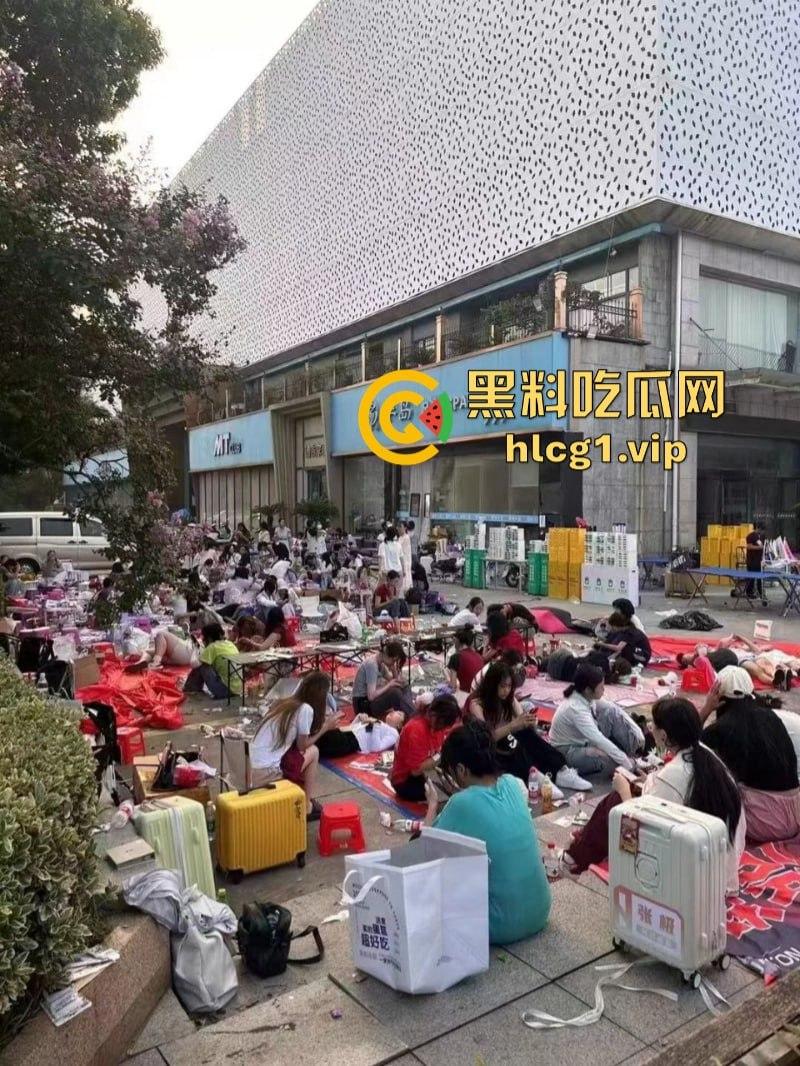 时代少年团真不愧是内娱顶流！此刻常州奥体的外场气氛嗨到堪比演唱会现场！  第2张