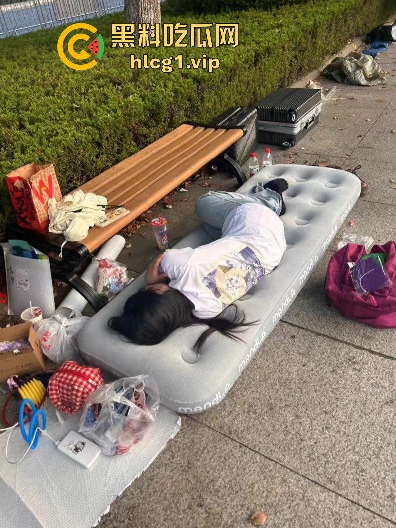 时代少年团真不愧是内娱顶流！此刻常州奥体的外场气氛嗨到堪比演唱会现场！  第3张