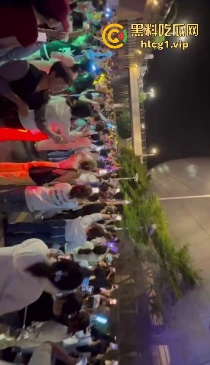 时代少年团真不愧是内娱顶流！此刻常州奥体的外场气氛嗨到堪比演唱会现场！  第7张