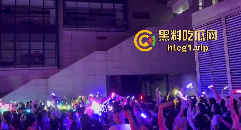 时代少年团真不愧是内娱顶流！此刻常州奥体的外场气氛嗨到堪比演唱会现场！  第8张