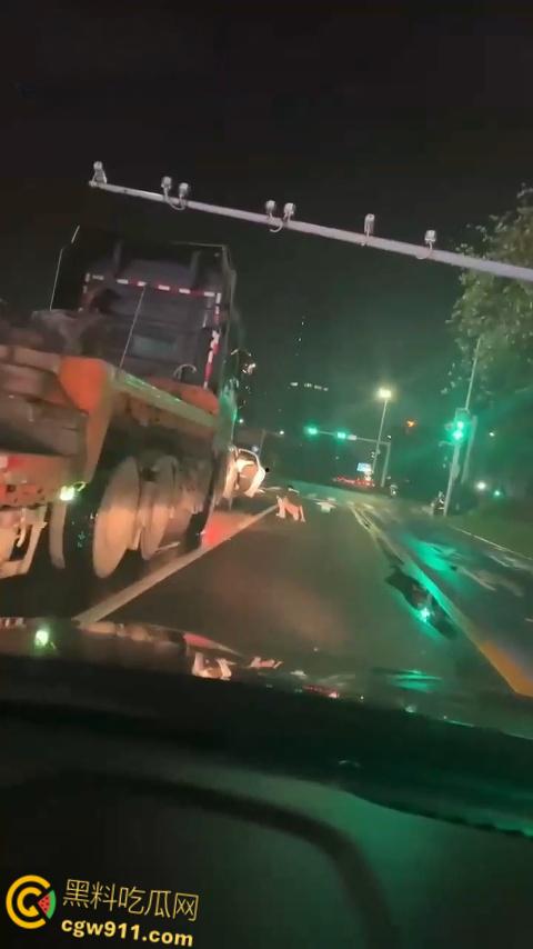 这是个有味道的视频，南沙红绿灯路口拉屎，这是憋不住了吗，还有美女下来送纸，这小翘臀还挺性感的！  第2张