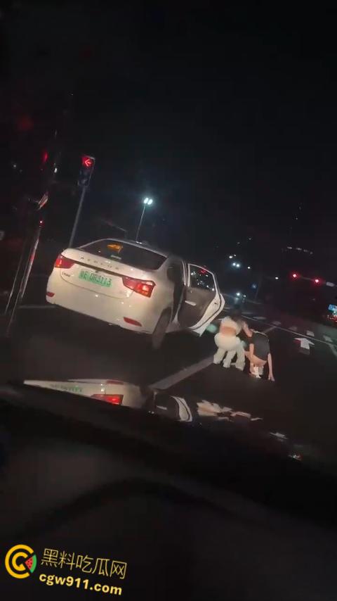 这是个有味道的视频，南沙红绿灯路口拉屎，这是憋不住了吗，还有美女下来送纸，这小翘臀还挺性感的！  第7张