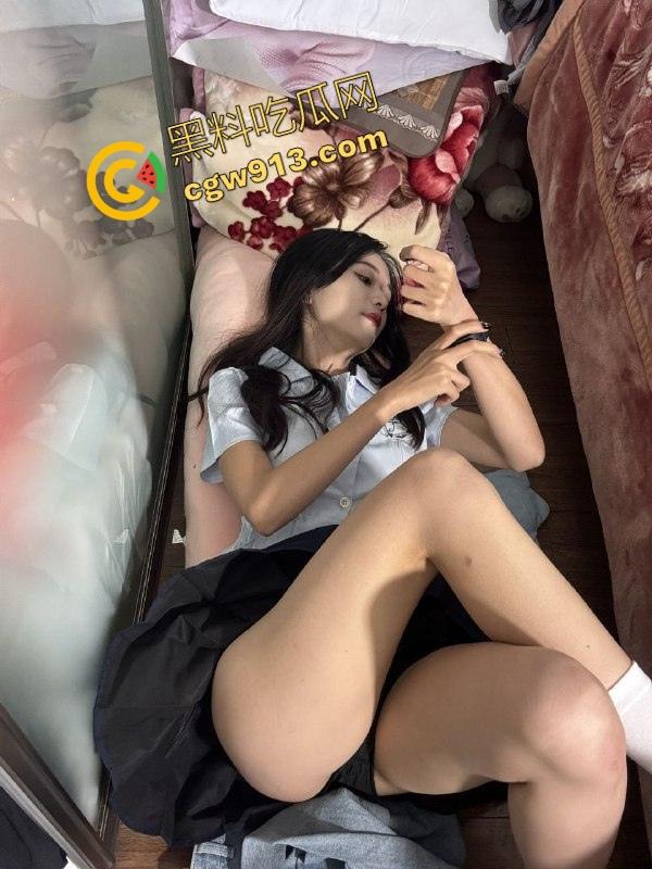 白嫩蜜桃臀谁顶得住？精神小妹性瘾超重天天骑，母狗反差一开，蜜桃白臀上下啪啪抖姿势玩尽！  第1张