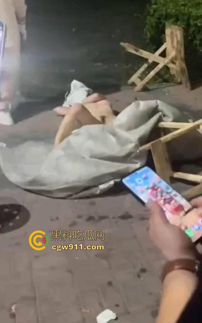 醉酒女深夜脱衣闹事视频流出，豪乳翘臀野外狂奔，小骚逼一览无遗，被路人围观录视频！  第5张