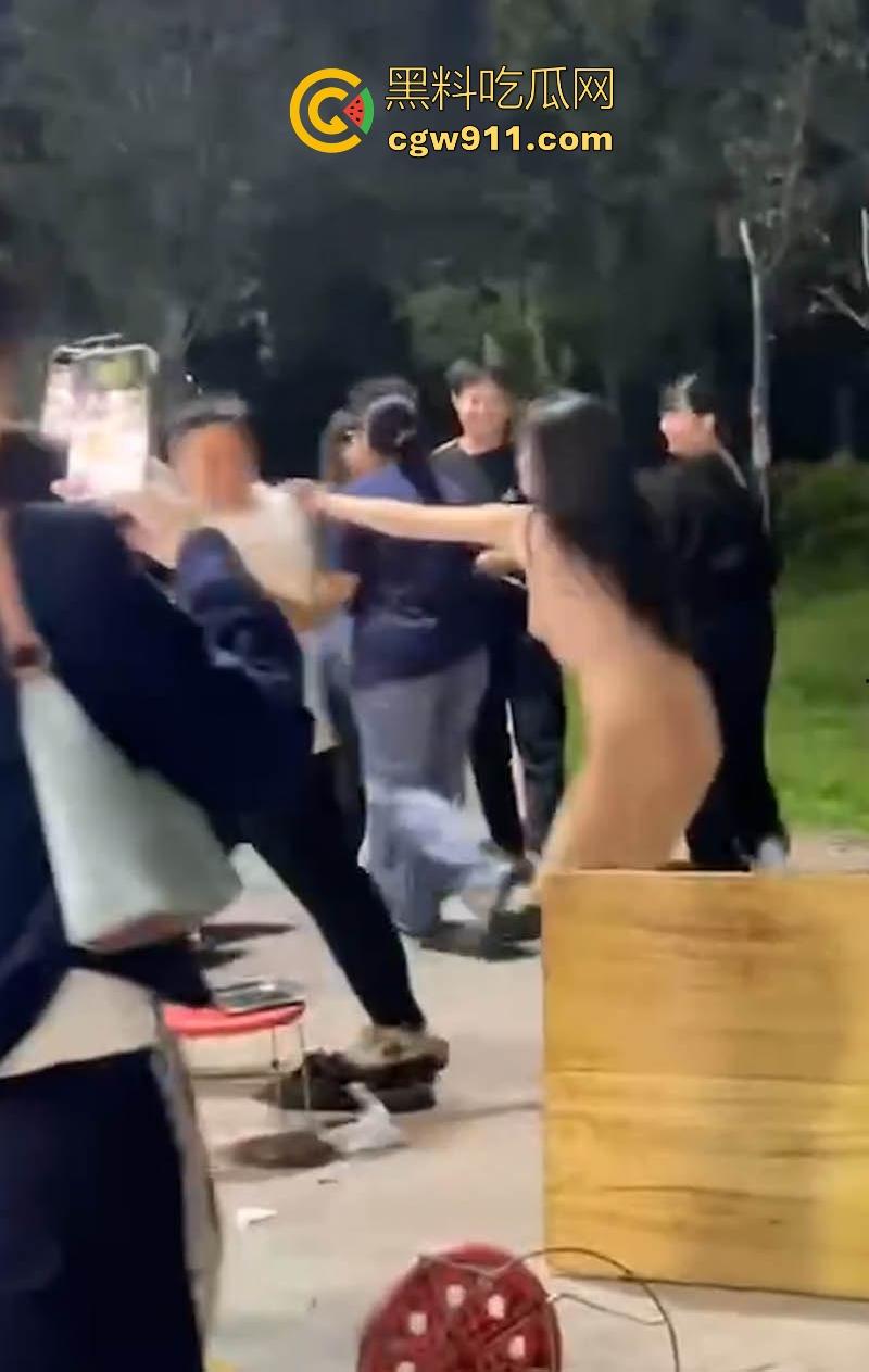 醉酒女深夜脱衣闹事视频流出，豪乳翘臀野外狂奔，小骚逼一览无遗，被路人围观录视频！  第6张