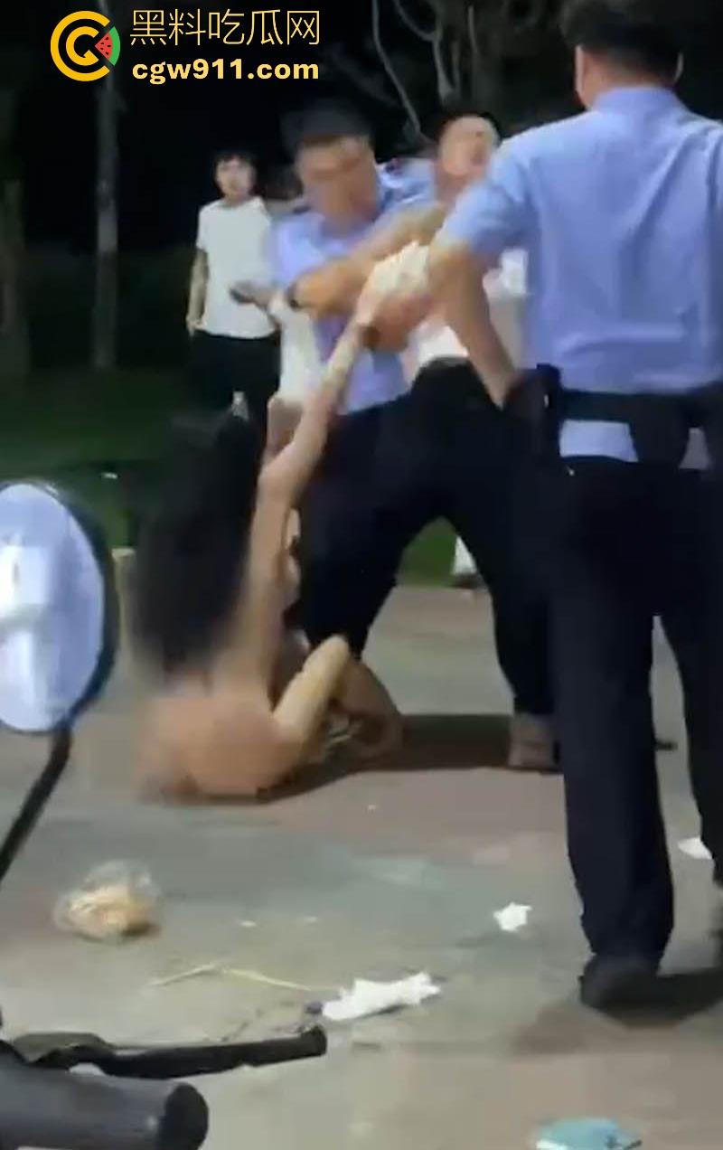 醉酒女深夜脱衣闹事视频流出，豪乳翘臀野外狂奔，小骚逼一览无遗，被路人围观录视频！  第7张