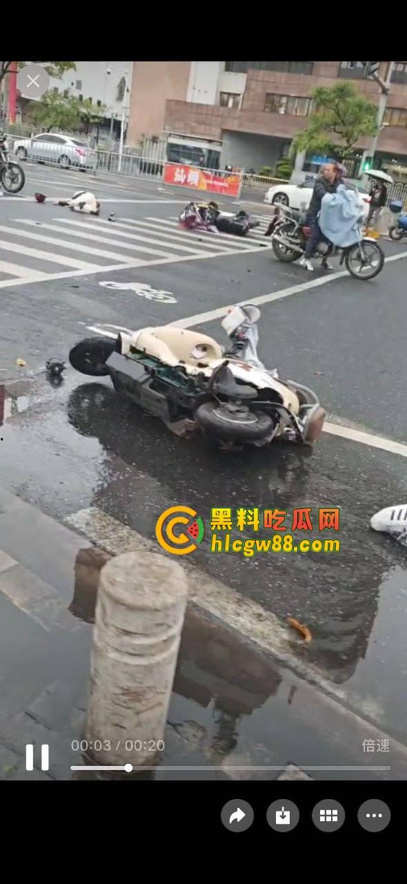 汕头金沙公园惊现飞人现场，尼桑司机神操作，一脚油门把人撞飞五六米，现场目击者吓懵！  第1张