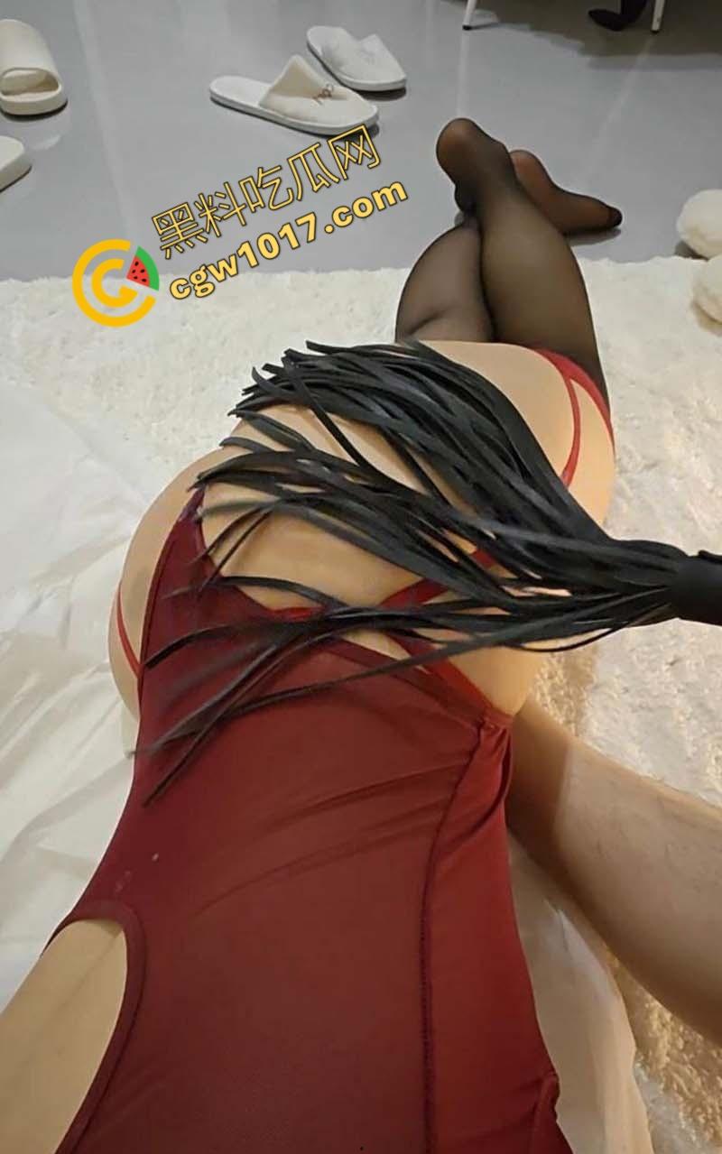 海角大神【野兽绅士】销魂驯兽：将姐姐调教成性奴，背骑遛弯，舔足湿滑，狗叫销魂！  第8张