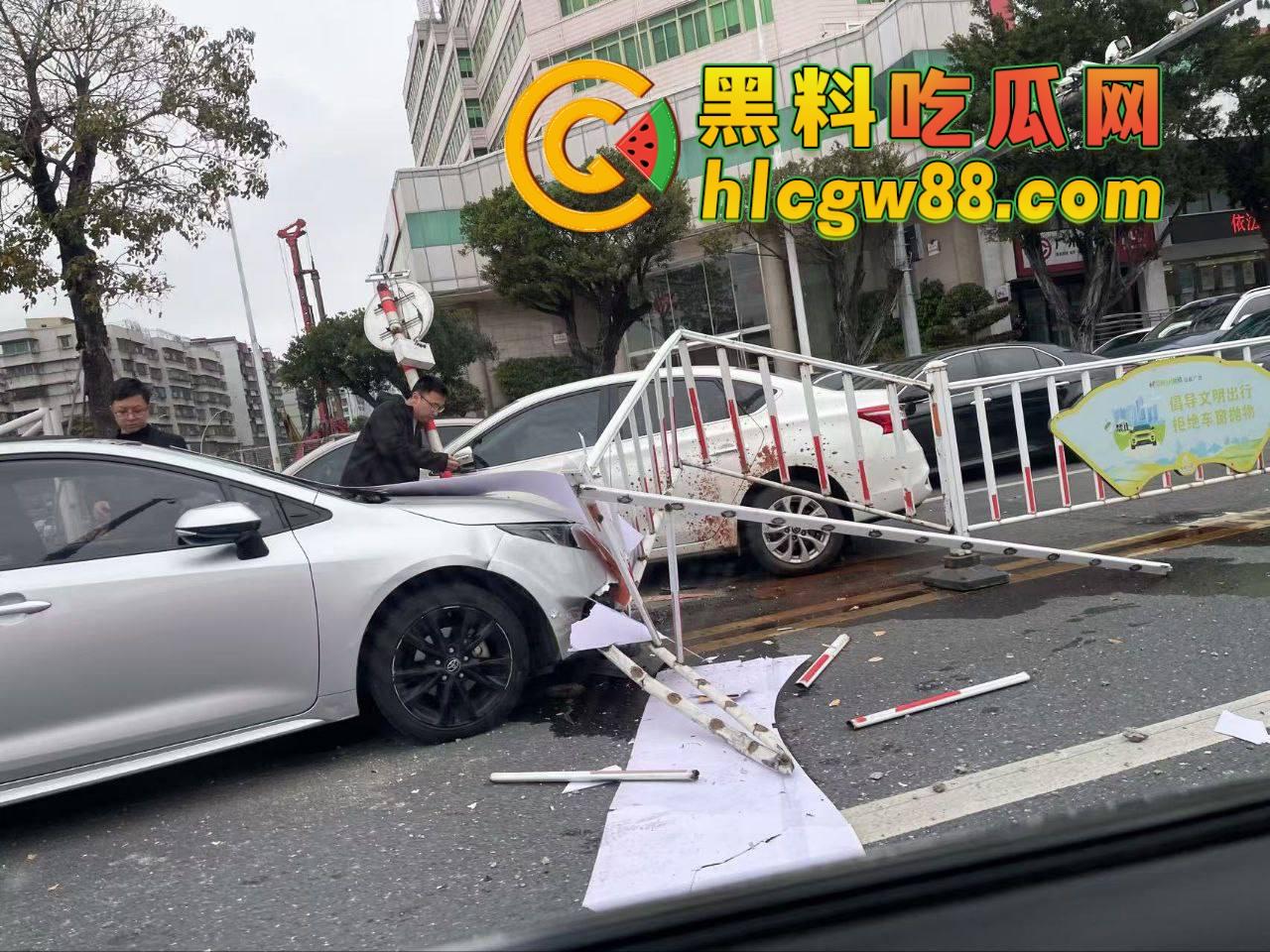 汕头金沙公园惊现飞人现场，尼桑司机神操作，一脚油门把人撞飞五六米，现场目击者吓懵！  第3张