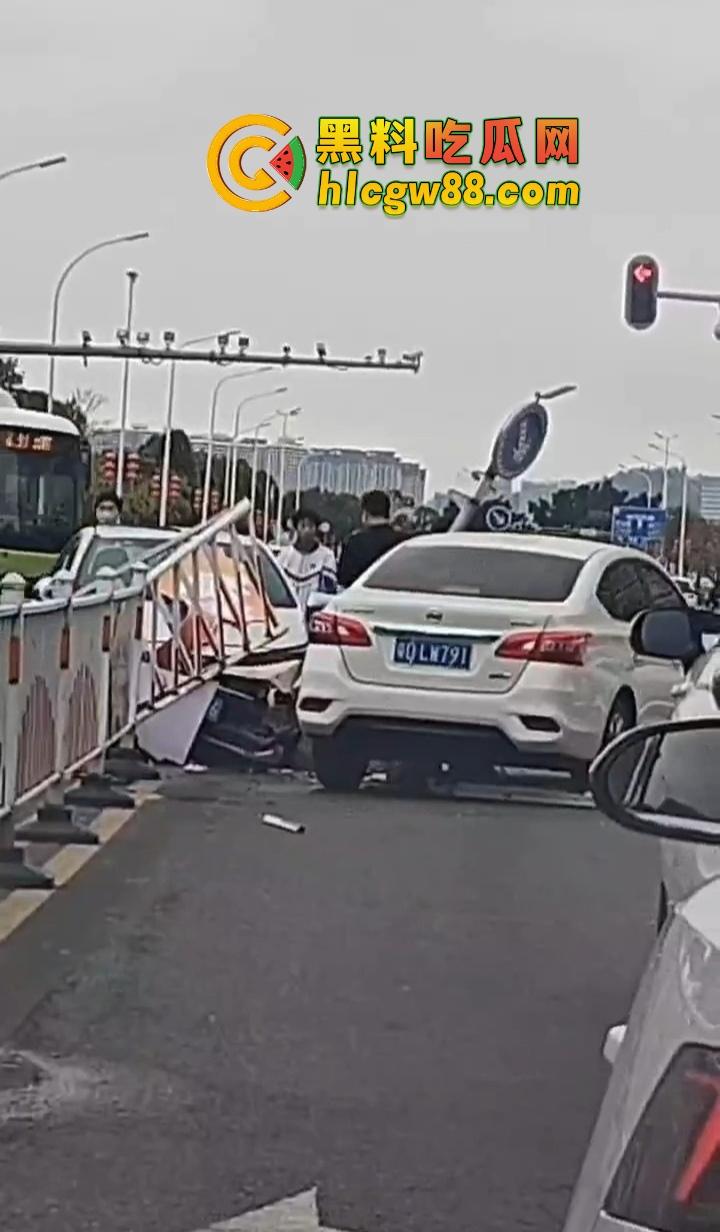 汕头金沙公园惊现飞人现场，尼桑司机神操作，一脚油门把人撞飞五六米，现场目击者吓懵！  第4张